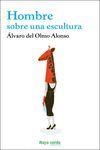 HOMBRE SOBRE UNA ESCULTURA